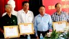 Chủ tịch Hội Cựu chiến binh tỉnh - Trần Văn Hạnh trao Bằng khen cho các cá nhân tiêu biểu  