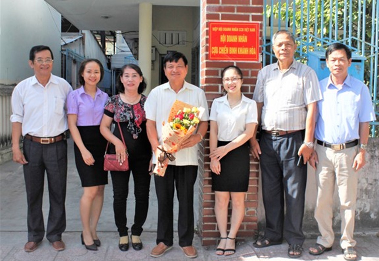 Chủ tịch Hội - Nguyễn Xuân Thùy, Chụp ảnh lưu niệm với cán bộ, nhân viên Văn phòng Hội